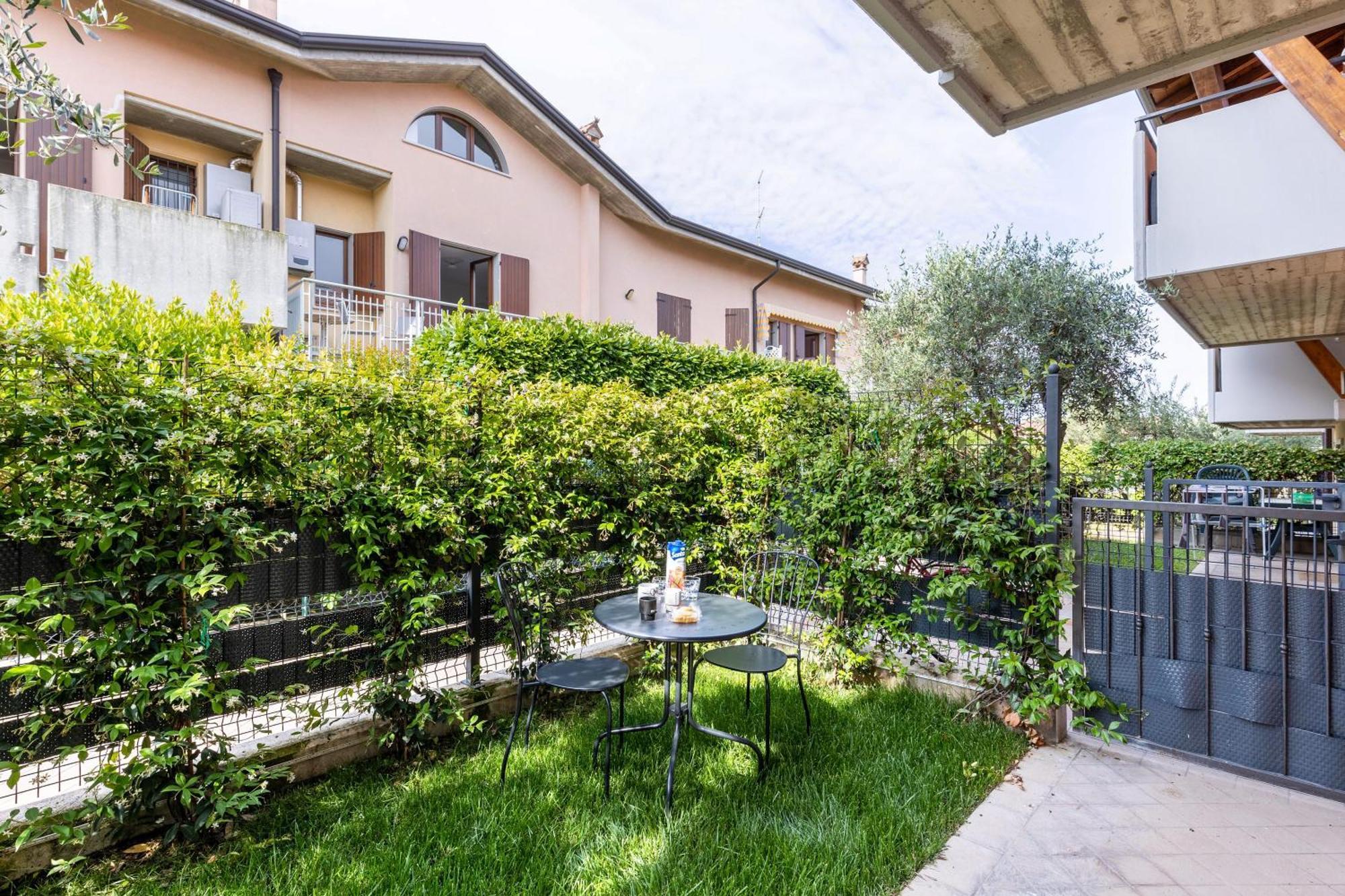 Bluemoon -Luminoso Apt Con Piscina Lazise Exterior photo