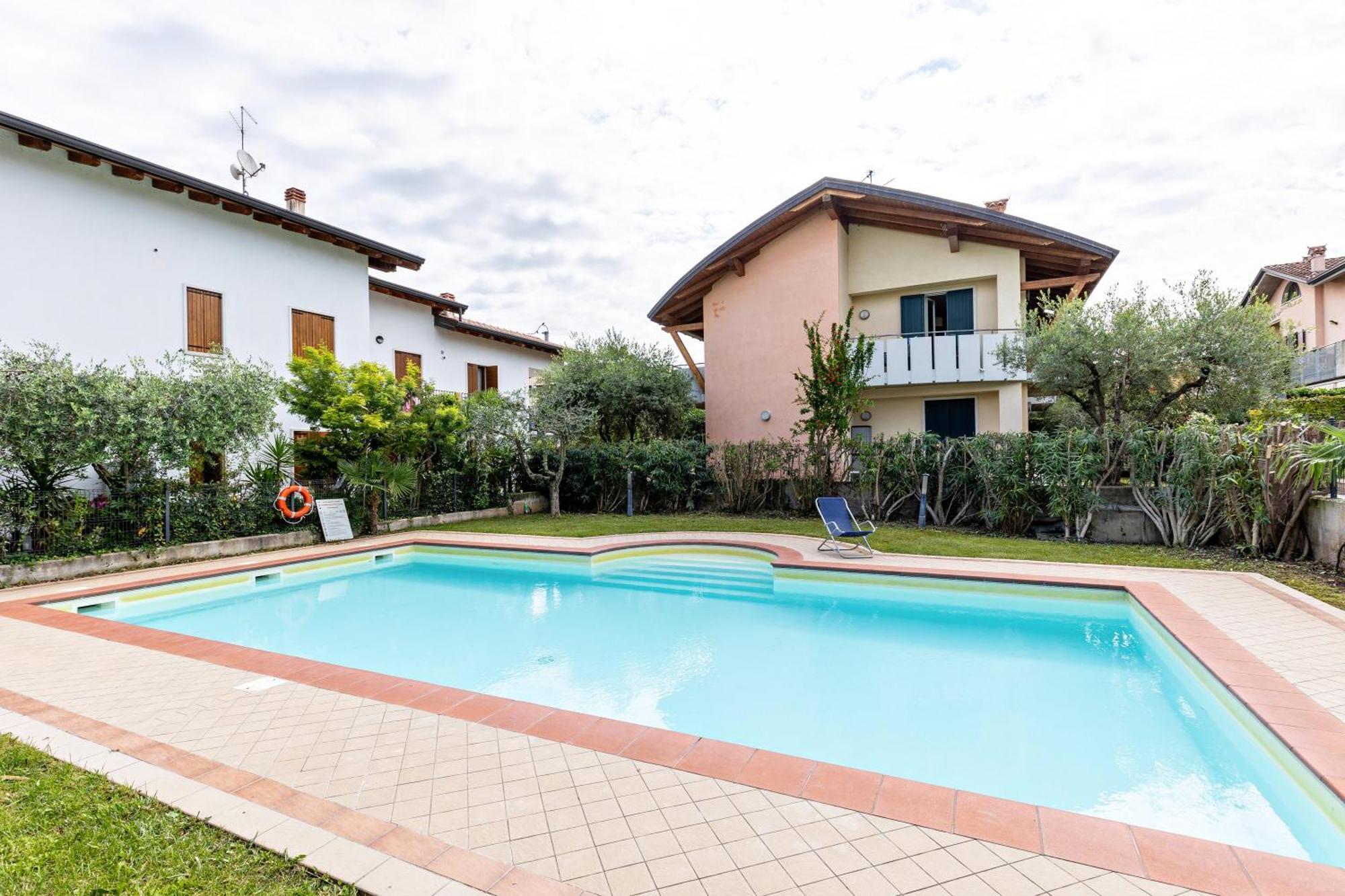 Bluemoon -Luminoso Apt Con Piscina Lazise Exterior photo