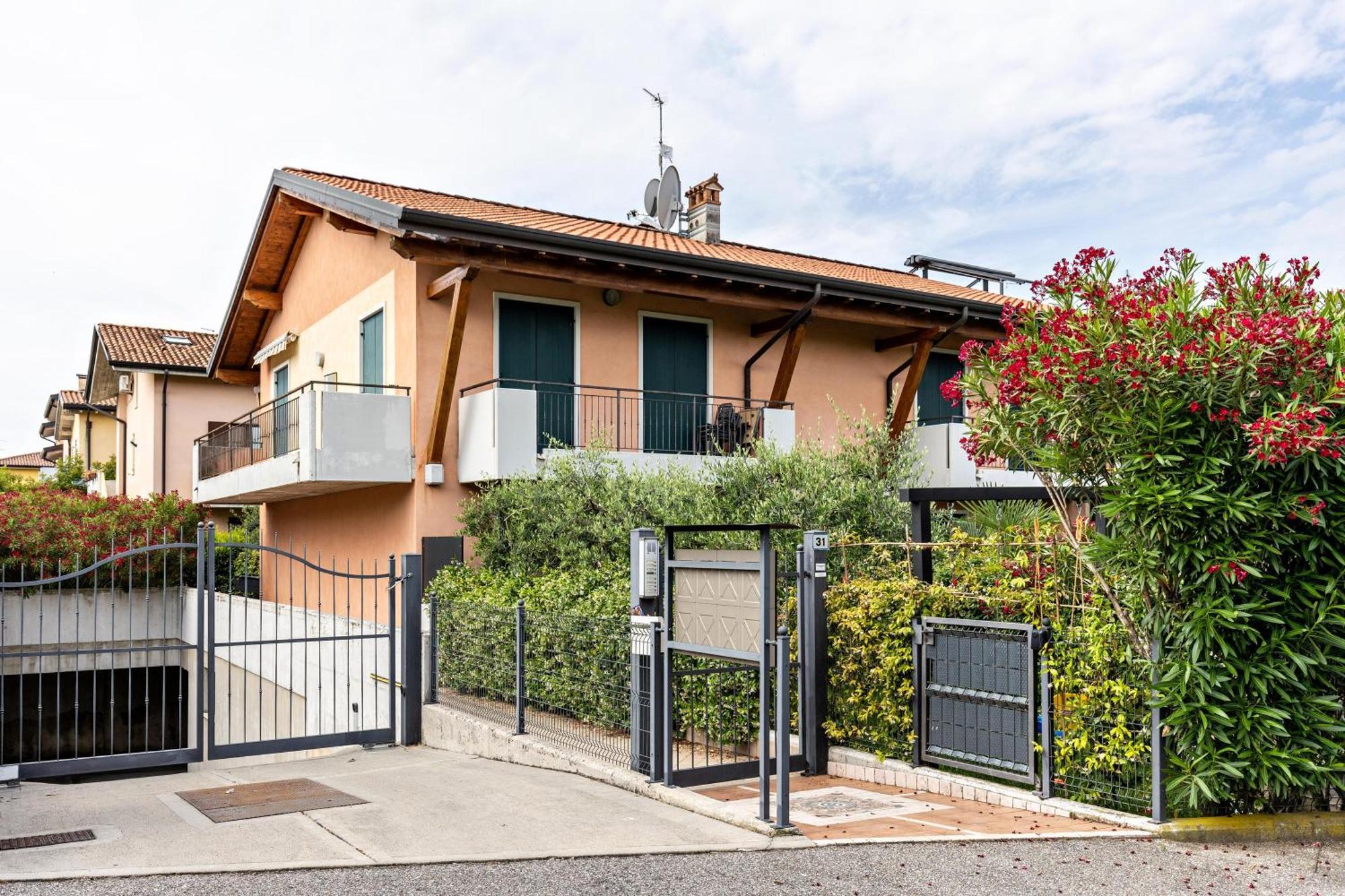 Bluemoon -Luminoso Apt Con Piscina Lazise Exterior photo